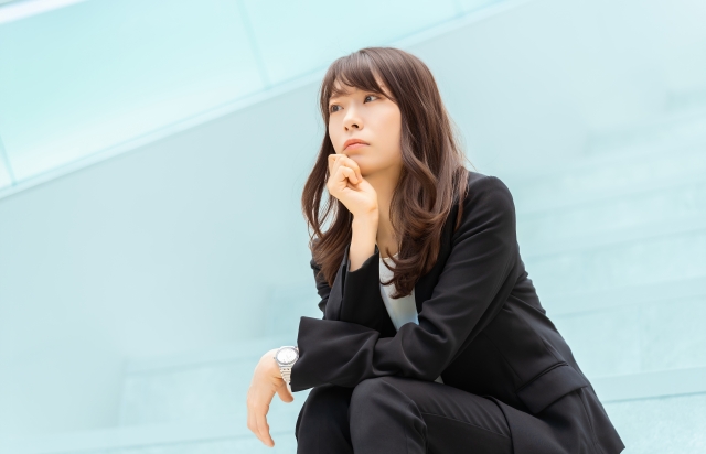 悩む女性